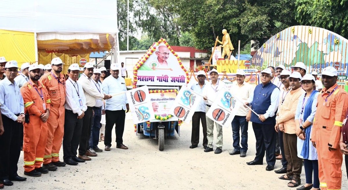 IOCL_BarauniRef's tweet photo. राष्ट्रपिता महात्मा गांधी जयंती पर @IndianOilcl की @IOCL_BarauniRef ने बापू को श्रद्धासुमन अर्पित किए।सत्य,अहिंसा व आत्मानुशासन के शाश्वत आदर्शों से प्रेरणा लेते हुए रिफाइनरी प्रमुख श्री सत्यप्रकाश के नेतृत्व में सामूहिक श्रमदान तथा जनजागरूकता हेतु ‘स्वच्छता रथ’ को रवाना किया गया https://t.co/zsUq6URj9m