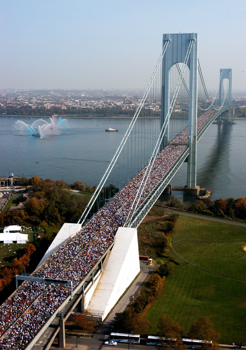 Ancin1977's tweet photo. Con las manifestaciones hago siempre lo mismo: cojo una foto de la Maratón de Nueva York. Ahí no hay guerra de cifras: sabes que hay unos 60.000 corredores porque cada uno lleva su dorsal y sin dorsal te echan del recorrido. Comparas las fotos y te haces una idea. https://t.co/AvPiwXvXmx