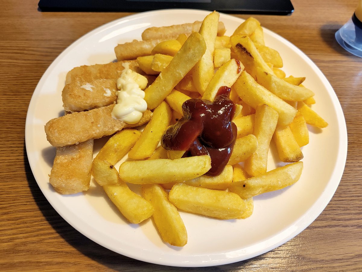 universum2's tweet photo. Dicke Pommes und Fischstäbchen #ferdispommesbude https://t.co/qrpxtMW44N