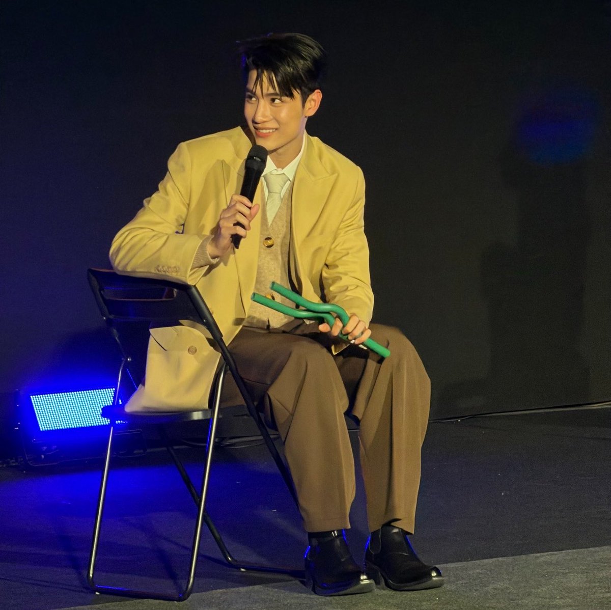 onsazen's tweet photo. He’s ₛₘₐₗₗ https://t.co/6nQ89xhPji