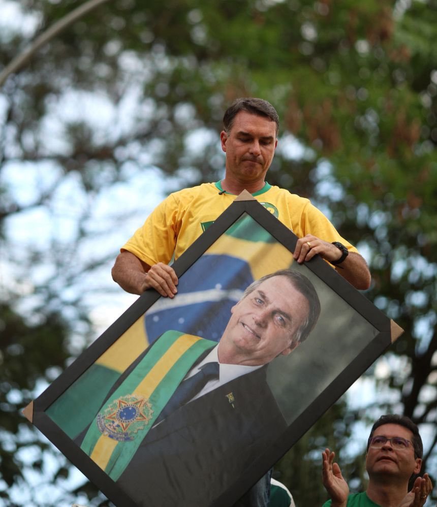 JoaquinEterno's tweet photo. Minha muié: "precisamos de um quadro para decorar a sala"

Eu chegando em casa 20 minutos depois https://t.co/p8b3KhO7KM
