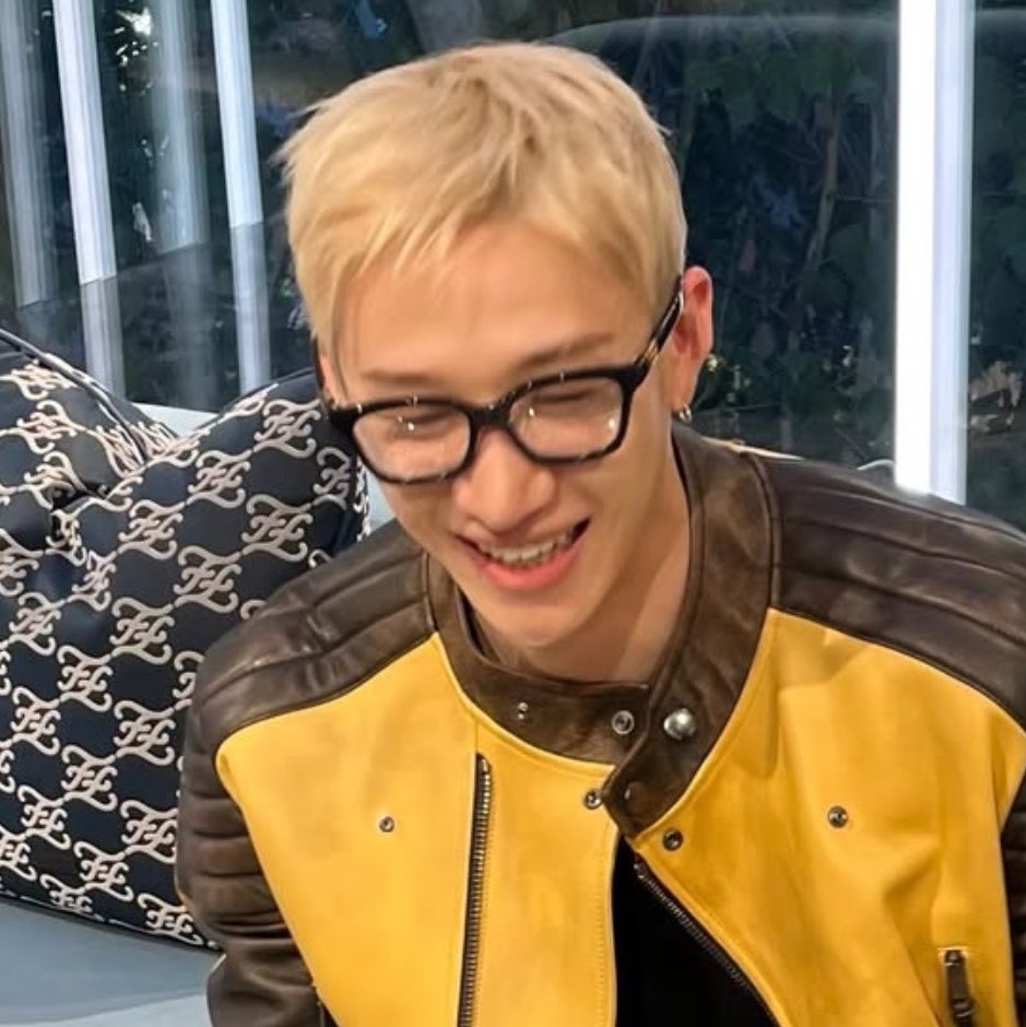 gnabnahc_luvs's tweet photo. MY LITTLE NERD 😭😭😭 https://t.co/c8CU4CCmRO