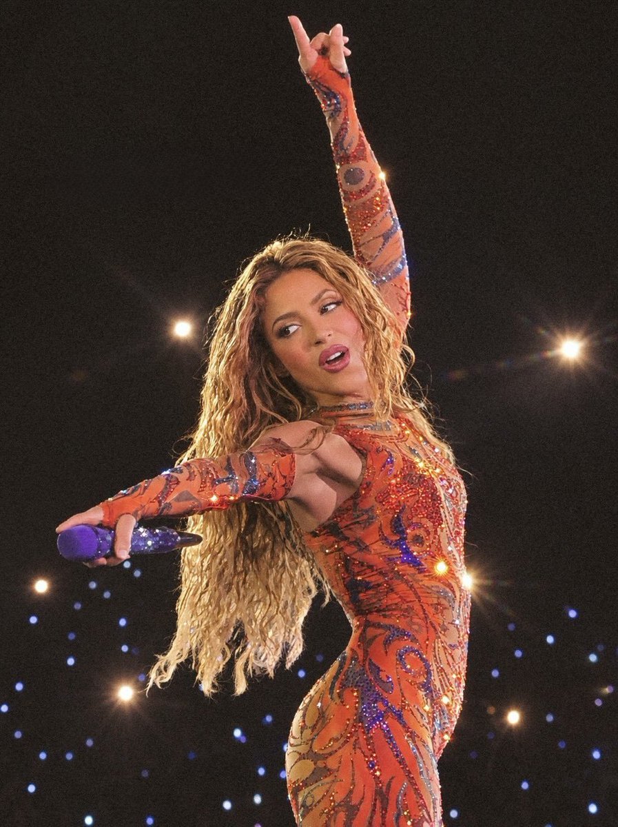 leono_jorge's tweet photo. Shakira se hizo construir su propio estadio, vendió 12 fechas sold out, y además Amazon le compra los derechos para poder transmitir el concierto de hoy... uff clara-mente HAY NIVELES 🔝🔝🔝🌎✨️ https://t.co/lCbdaJ0VeL