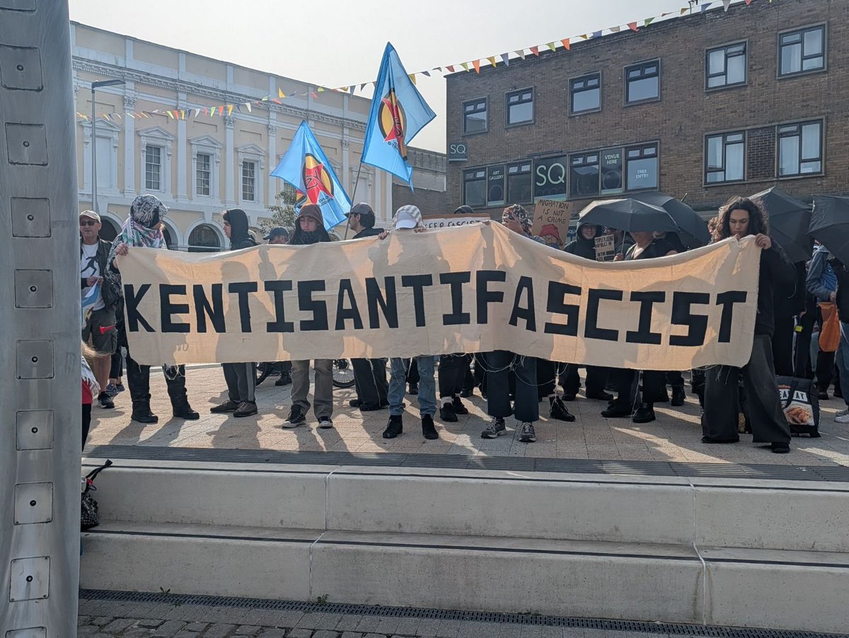gingerrtom's tweet photo. Anti-fascists await the anti-immigration protesters in Dover today, whose demonstration included a massive EDL flag.

Better known as Tommy Robinson’s
paedophile ring. https://t.co/CHfLE2RHmj