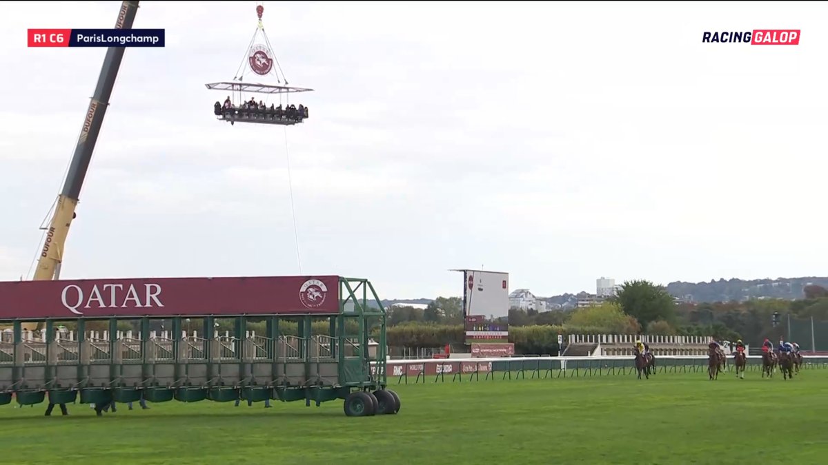 swcndrps11's tweet photo. 明日凱旋門賞が行われるパリロンシャン競馬場にて
クレーンで吊るされた特別席があるんだけど
怖すぎてレースに集中できないわｗｗｗ

これは何の需要を満たしているんだｗ https://t.co/AOoqGS1Ul4