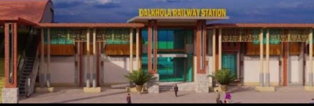 dalkhola45's tweet photo. @YouthVoiceSurya The first one was a render based on the Amrit Bharat Station Scheme for Dalkhola Railway Station. And look at the second picture-the reality of what they made for ₹29.9 crore. https://t.co/xYbkdsZJEW