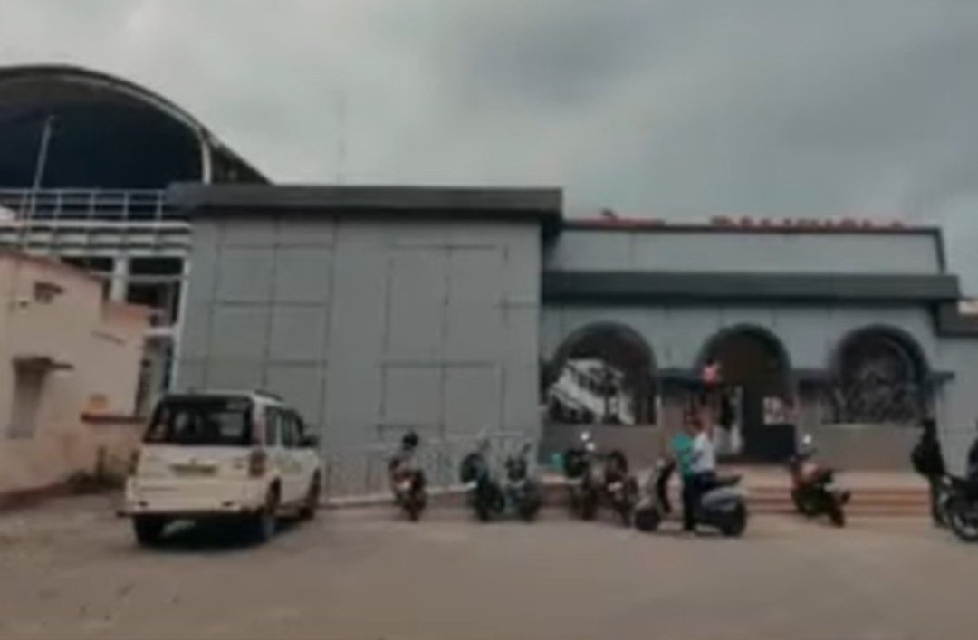 dalkhola45's tweet photo. @YouthVoiceSurya The first one was a render based on the Amrit Bharat Station Scheme for Dalkhola Railway Station. And look at the second picture-the reality of what they made for ₹29.9 crore. https://t.co/xYbkdsZJEW