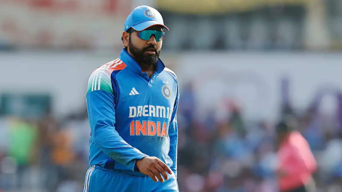 CricketCentrl's tweet photo. DINESH KARTHIK ON ROHIT SHARMA:

"The beauty of having experience is he would have seen such situations before. He was playing at 50 strike rate for the first 40 ballls because he knows he can trust himself to make it up. And he did just that in the space of 40 balls. It was his game sense at the start, and having that conviction is what comes from experience. Many players would have tried to do something different, thinking that they were batting too slowly. A young Rohit Sharma would have made that mistake. But today, he has a wealth of experience and brought it to the fore. The same thing could happen in South Africa, and that's when the experience of a Rohit, Virat or Shubman will come through".