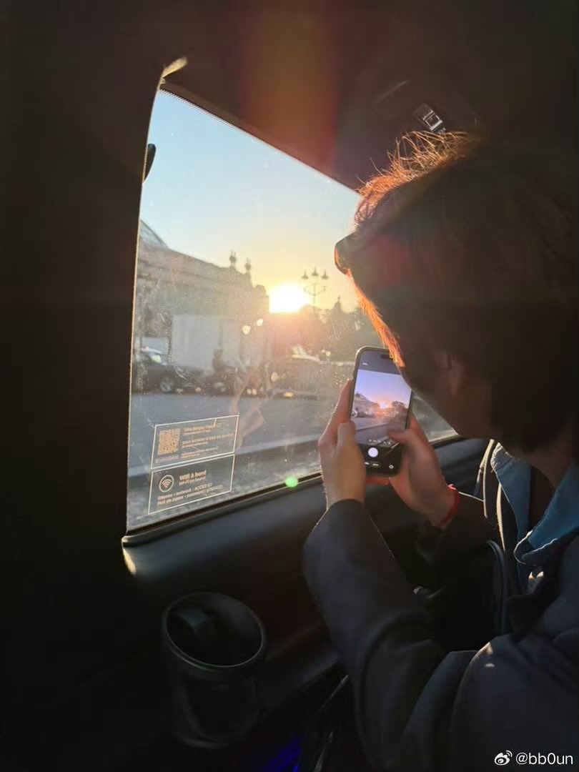 tuotuo_lalala's tweet photo. You’re photographing the scenery, and I’m photographing you.🌹
#BounPrem #RememberBP https://t.co/1jDVuCGOQf