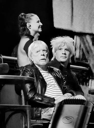 indochineFR's tweet photo. 🎸 Le concert « Renaud, 50 ans de chansons » sera diffusé ce mercredi 7 octobre à 21h sur France 4 et @FranceTV !

👉 Parmi les 23 artistes invités au Zenith de Paris, Nicola Sirkis du groupe #Indochine interprétera "Amoureux de Paname", "Hexagone" et "Dès que le vent soufflera". https://t.co/8Yk39jmngP