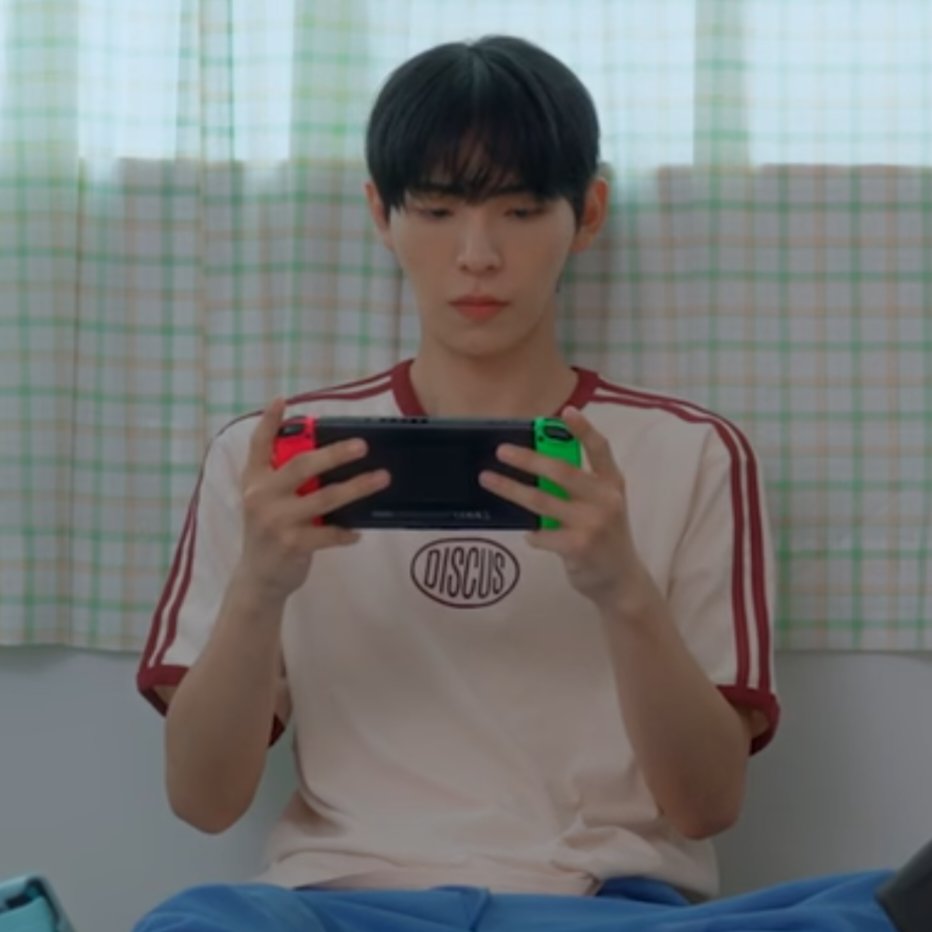 20dominho00's tweet photo. 같은 옷 https://t.co/UKGQxV4JI5