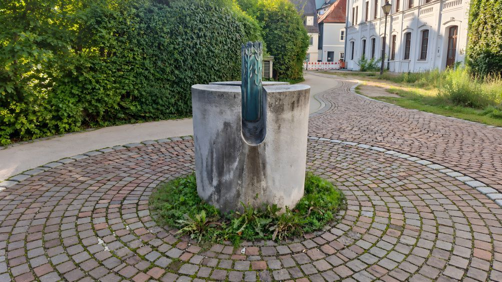 AndDe14's tweet photo. Zwischen historischem Freising, Grün und Pflasterwegen: Der Spitalbrunnen ist ein stilles Stück Stadtgeschichte. Download: 3 €. Poster: ab 10,90 €.
https://t.co/tcKNmRgABW
#Freising #Spitalbrunnen #QuotesToArt https://t.co/AoXs3YfmRS