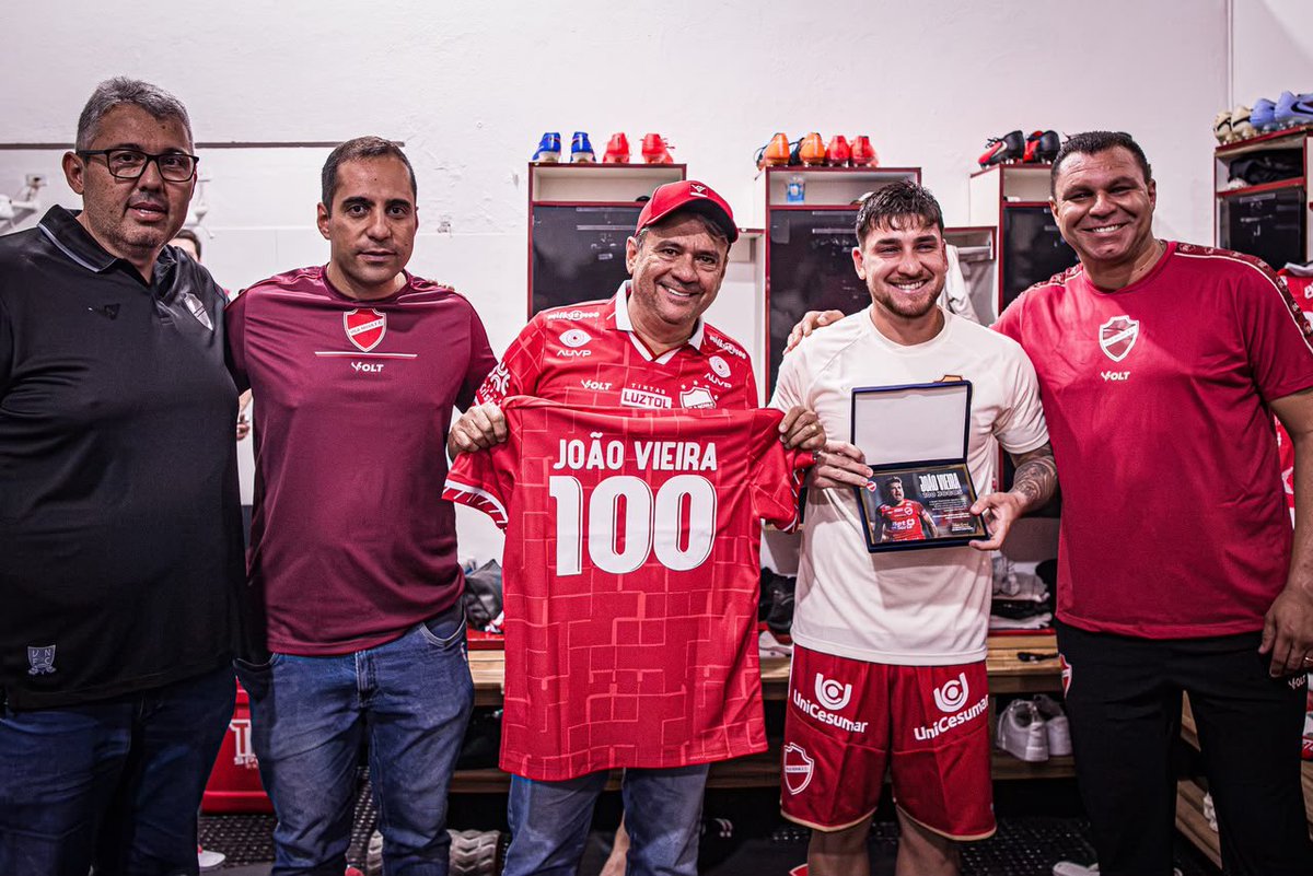 VilaNovaFC's tweet photo. 100 JOGOS COM O MANTO!

A Nação agradece pelo empenho, raça e pela entrega em cada partida. Uma marca que representa trabalho, dedicação e respeito à camisa do Vila Nova. Parabéns pelos 100 jogos, JV! Que venham muitos outros capítulos dessa história. 🇦🇹

#TIMEDOPOVO https://t.co/kdor1oSZKX