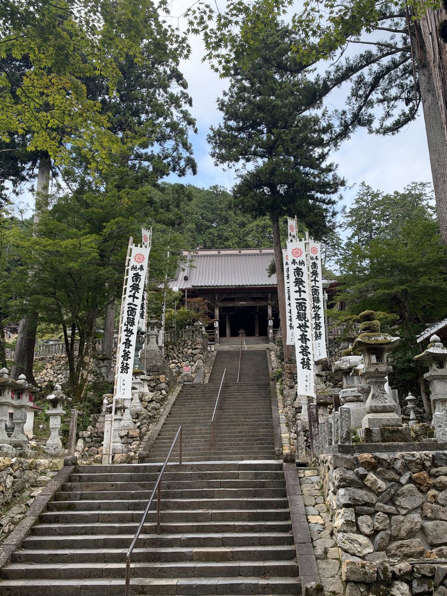 snaka110's tweet photo. おはようございます。西国33所特任中先達の旅は札所33番華厳寺にお参りしました🙏9/25参拝  26巡目結願です🈵  満願堂から 先達さんが2人降りて来られました。特任中先達さんと後ろには特任大先達さん、どちらも◯◯会の袈裟巻 🙏 こちらも御朱印もらって、本堂後にして少し話しながら歩きました。 https://t.co/SUmV40ggfd