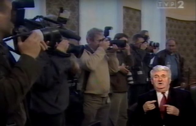 olasempruch's tweet photo. A pamiętacie tego pana z dolnego prawego rogu telewizora? 

Józef Kazimierz Hendzel z Bielska Podlaskiego był tłumaczem i autorem słowników języka migowego. Przez wiele lat sprawował funkcję sekretarza Polskiego Związku Głuchych, pracował również jako adwokat. Zmarł w czerwcu 2023.