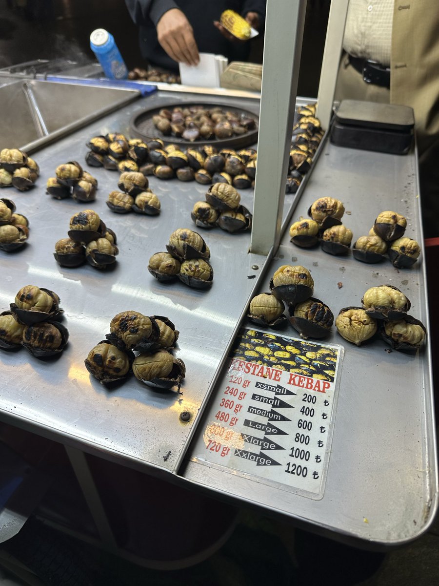 chico001500's tweet photo. イスタンブールで美味かった飯！
米入りムール貝（ミディエドルマ ）サバサンド（バルックエキメッキ）焼き栗（ケスタネドルマ ）！！
ミディエドルマに関しては、あと2回くらい食べさせてくれるって言って食べさせてくれなかった事を怨むレベルで超絶美味すぎた😭魚介類最高 https://t.co/LqjutAbCKS