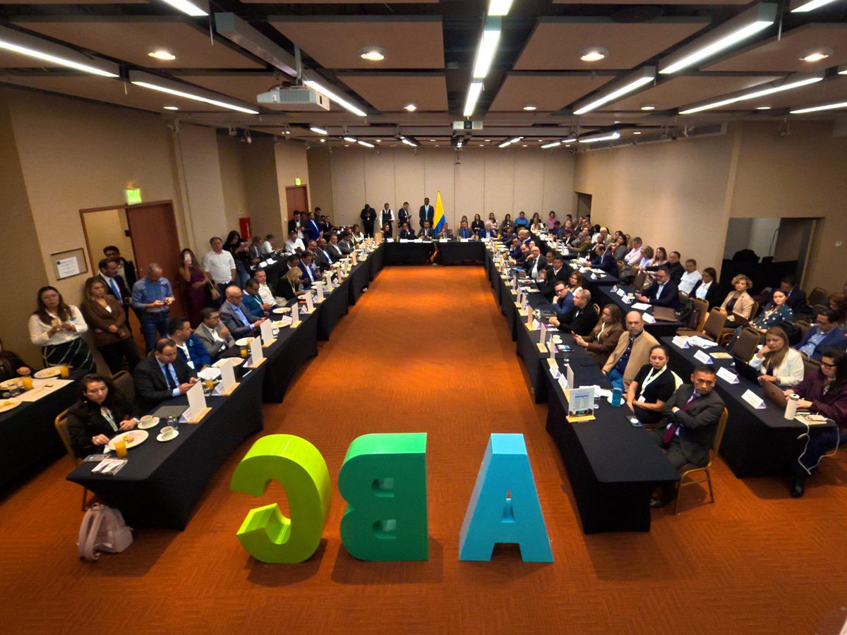 MinAmbienteCo's tweet photo. 🌿 Después de tres días de diálogo, articulación y construcción colectiva,  finalizamos el Encuentro SINA: Construyendo la #PatriaMilagro.

Un reencuentro que reunió al @MinAmbienteCo y las Corporaciones Autónomas Regionales y demás entidades del Sistema Nacional Ambiental para avanzar en un plan de acción común que lleve la Agenda ABC: Agua, Biodiversidad y Comunidades a acciones concretas en los territorios.

✅ 7 mesas de trabajo para recoger las prioridades ambientales de las regiones.

✅ Diálogo con el vicepresidente @jrestrp para avanzar en la incorporación de la Agenda ABC al Plan Nacional de Desarrollo.

✅ Más de $230 mil millones para enfrentar la erosión costera.

✅ Después de 10 años, #BIOEXPO regresa al Caribe colombiano, como la gran feria de Negocios Verdes y Azules de Latinoamérica.

✅ Paneles con líderes como @AndresHerkrath, @sandrabessudo y representantes de la @AgenciaTierras.

✅ Una nueva etapa de articulación, diálogo y acción conjunta para fortalecer el Sistema Nacional Ambiental.
