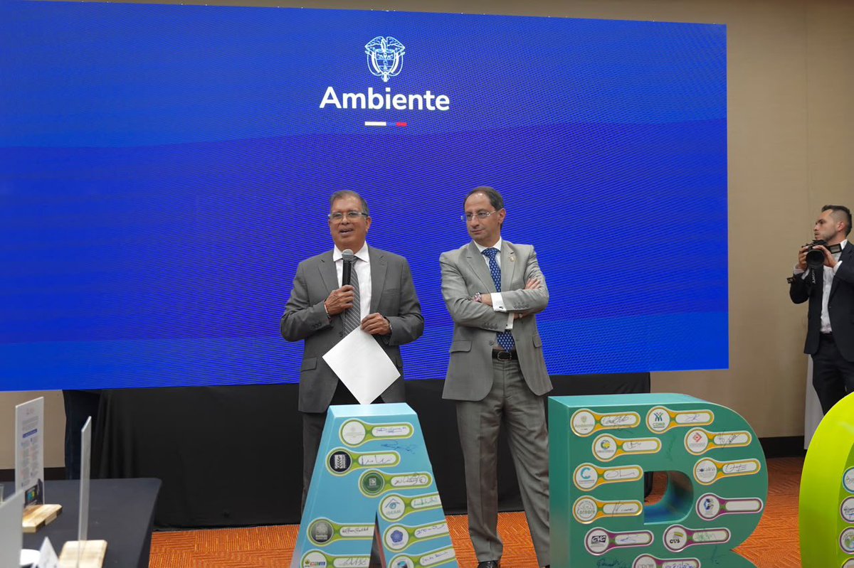 MinAmbienteCo's tweet photo. 🌿 Después de tres días de diálogo, articulación y construcción colectiva,  finalizamos el Encuentro SINA: Construyendo la #PatriaMilagro.

Un reencuentro que reunió al @MinAmbienteCo y las Corporaciones Autónomas Regionales y demás entidades del Sistema Nacional Ambiental para avanzar en un plan de acción común que lleve la Agenda ABC: Agua, Biodiversidad y Comunidades a acciones concretas en los territorios.

✅ 7 mesas de trabajo para recoger las prioridades ambientales de las regiones.

✅ Diálogo con el vicepresidente @jrestrp para avanzar en la incorporación de la Agenda ABC al Plan Nacional de Desarrollo.

✅ Más de $230 mil millones para enfrentar la erosión costera.

✅ Después de 10 años, #BIOEXPO regresa al Caribe colombiano, como la gran feria de Negocios Verdes y Azules de Latinoamérica.

✅ Paneles con líderes como @AndresHerkrath, @sandrabessudo y representantes de la @AgenciaTierras.

✅ Una nueva etapa de articulación, diálogo y acción conjunta para fortalecer el Sistema Nacional Ambiental.