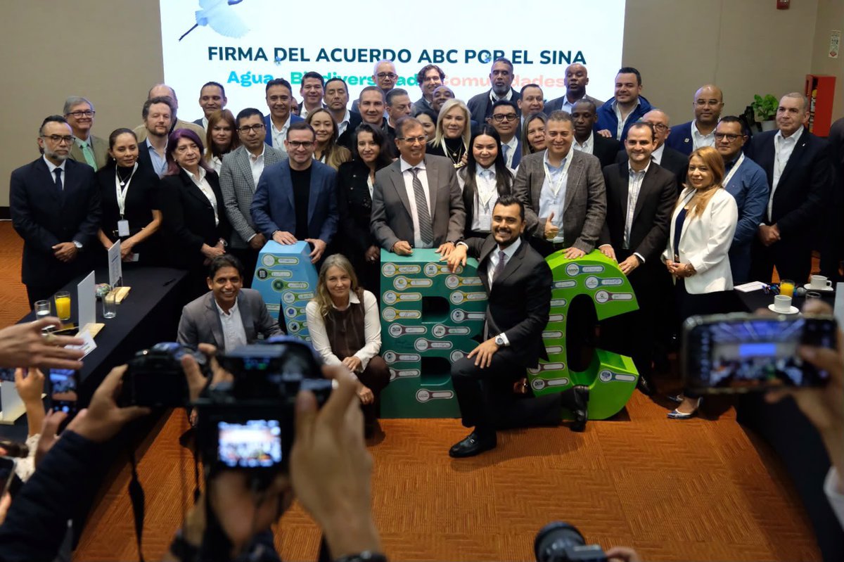 MinAmbienteCo's tweet photo. 🌿 Después de tres días de diálogo, articulación y construcción colectiva,  finalizamos el Encuentro SINA: Construyendo la #PatriaMilagro.

Un reencuentro que reunió al @MinAmbienteCo y las Corporaciones Autónomas Regionales y demás entidades del Sistema Nacional Ambiental para avanzar en un plan de acción común que lleve la Agenda ABC: Agua, Biodiversidad y Comunidades a acciones concretas en los territorios.

✅ 7 mesas de trabajo para recoger las prioridades ambientales de las regiones.

✅ Diálogo con el vicepresidente @jrestrp para avanzar en la incorporación de la Agenda ABC al Plan Nacional de Desarrollo.

✅ Más de $230 mil millones para enfrentar la erosión costera.

✅ Después de 10 años, #BIOEXPO regresa al Caribe colombiano, como la gran feria de Negocios Verdes y Azules de Latinoamérica.

✅ Paneles con líderes como @AndresHerkrath, @sandrabessudo y representantes de la @AgenciaTierras.

✅ Una nueva etapa de articulación, diálogo y acción conjunta para fortalecer el Sistema Nacional Ambiental.