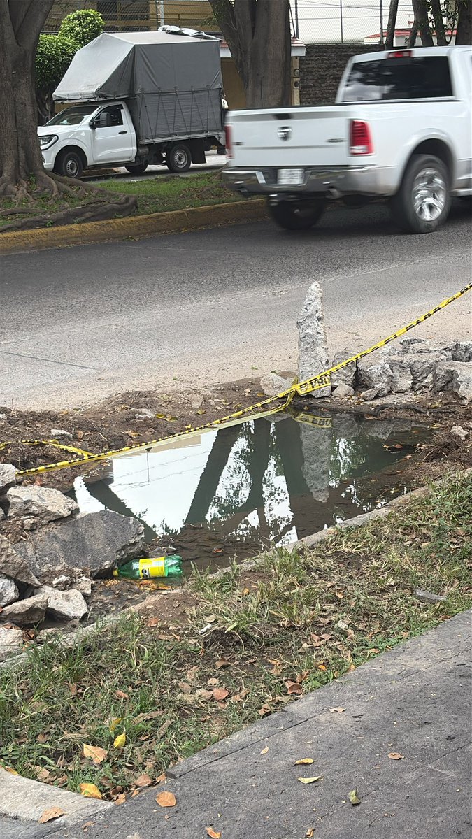 RivasAdda49825's tweet photo. Continuamos con la fuga de agua en Avenida Lapizlazuli 2808 esquina Esmeralda. Según vinieron a reparar y dejaron en este estado, peor de como estaba @siapagdl @GuadalajaraGob https://t.co/z4mjg1phSG