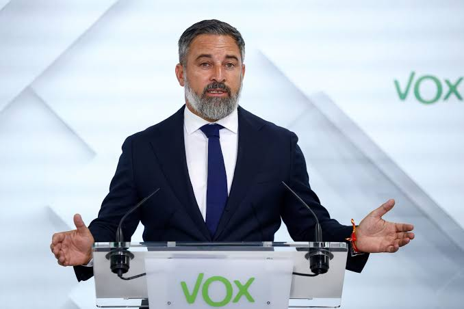 CipoteFM's tweet photo. 🫣 SANTIAGO ABASCAL HABLA SOBRE LAS ELECCIONES:

"Si Vox gana las elecciones, le daré el control de España a mi superior, ya sabéis quien [...] Ojala mañana gane la derecha..."

No voy a durar mucho tras poner esto.

#Abascal #DerechaExtremoFachaMechaHitleriana #Net #And #Yahoo https://t.co/Kmz3BPutFB