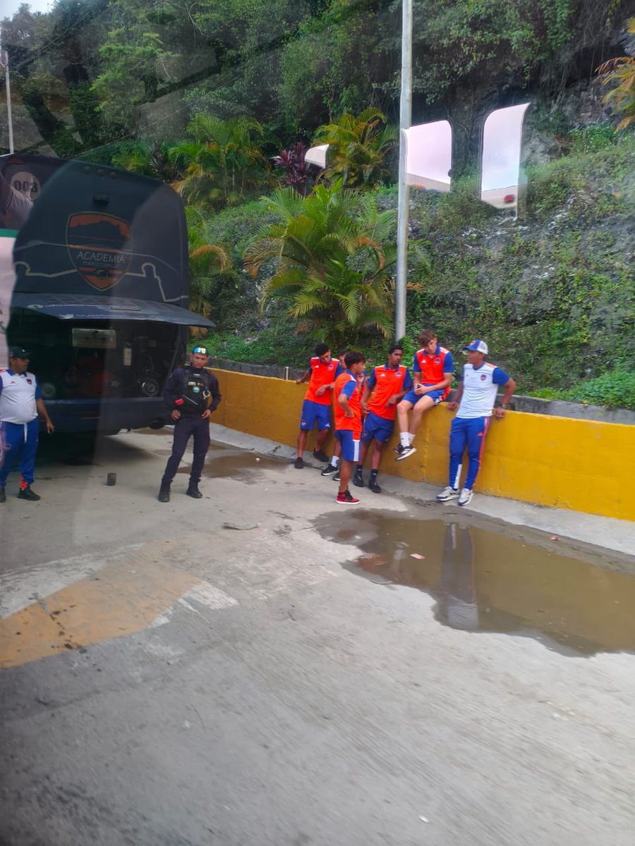 felix9522's tweet photo. Cantera de la Academia Puerto Cabello accidentada en el peaje de tazón cuando retornaban de jugar contra  Dvo Miranda https://t.co/DsKx3O8DN1