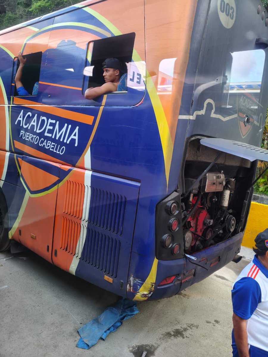 felix9522's tweet photo. Cantera de la Academia Puerto Cabello accidentada en el peaje de tazón cuando retornaban de jugar contra  Dvo Miranda https://t.co/DsKx3O8DN1
