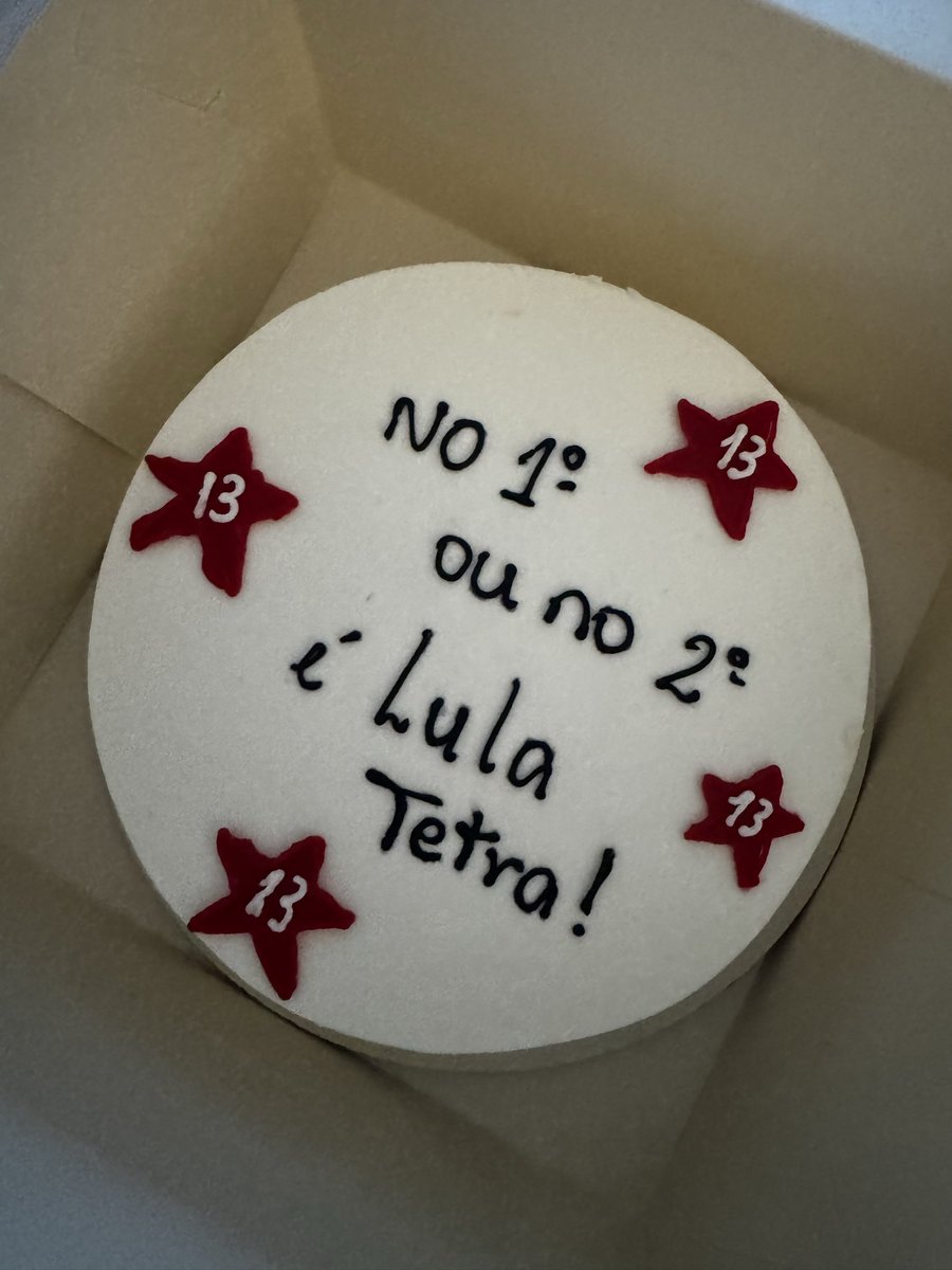Elisa__monteiro's tweet photo. A sobremesa de amanhã já tá pronta. Uma pena que já estava encomendada a tempo pq se fosse hoje seria: É LULA TETRA NO PRIMEIRO TURNO. 

AMANHÃ É 13 https://t.co/LQPp3RZQ5w