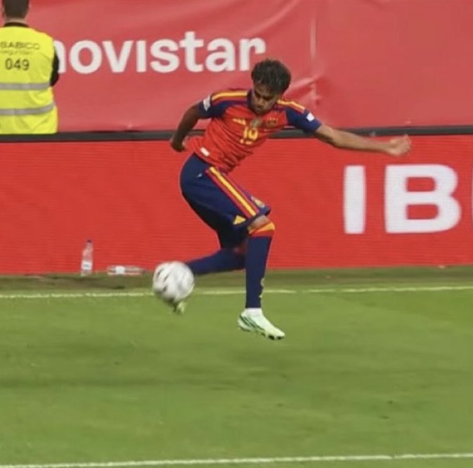 TFRHQ5's tweet photo. 🚨| Neymar: “I think football has finally found my successor. I hope he succeeds where I fell short. I’m rooting for him to win the Ballon d’Or.” https://t.co/Po9VOU2a4D