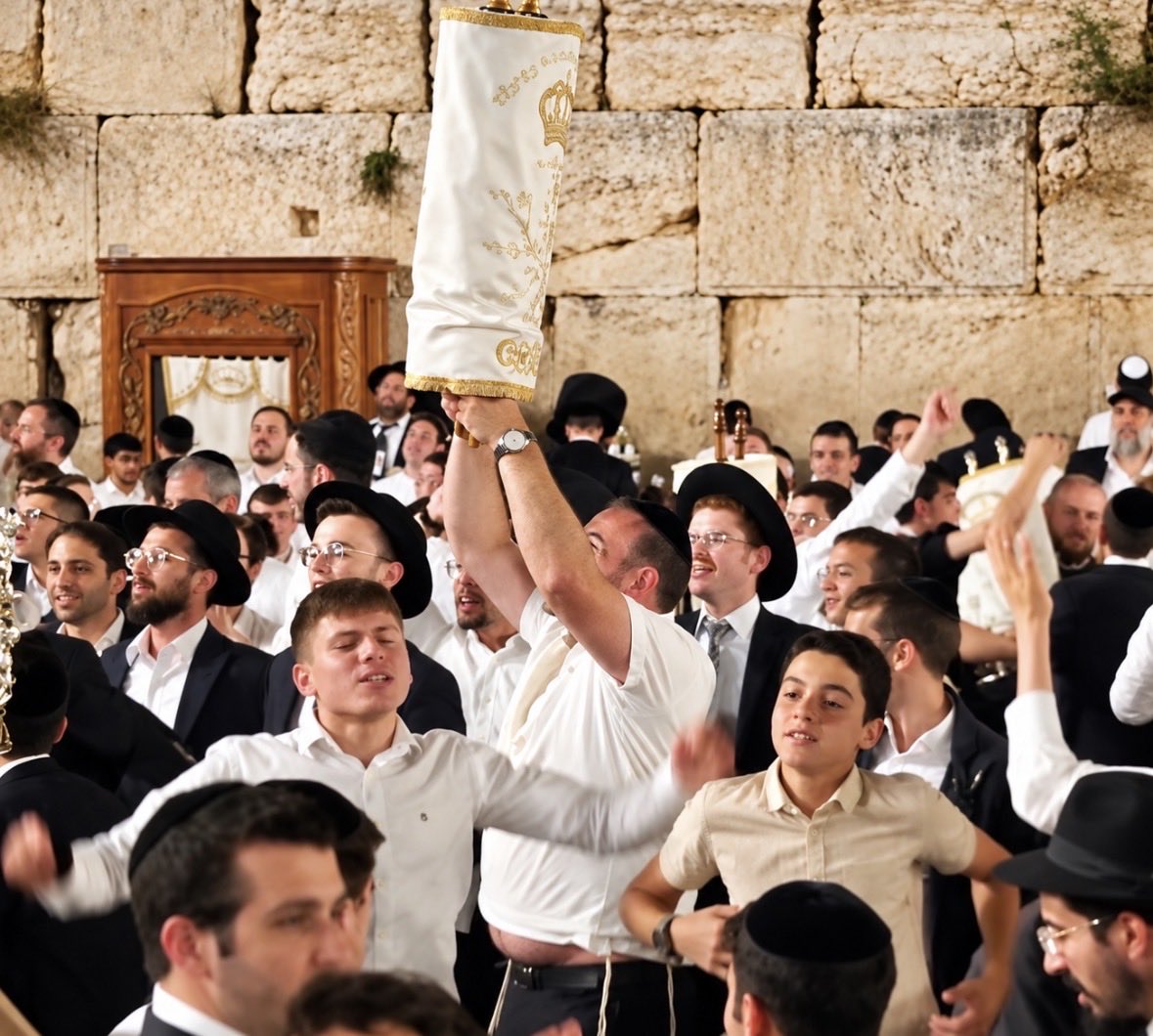 Itongadol's tweet photo. Ahora Jerusalem 🇮🇱
Con más de 100 rollos de la Torah, comienza la festividad judía de Simjat Torah, con bailes y alegrías en el Muro de los Lamentos, The Kotel https://t.co/xczYAvHqYD