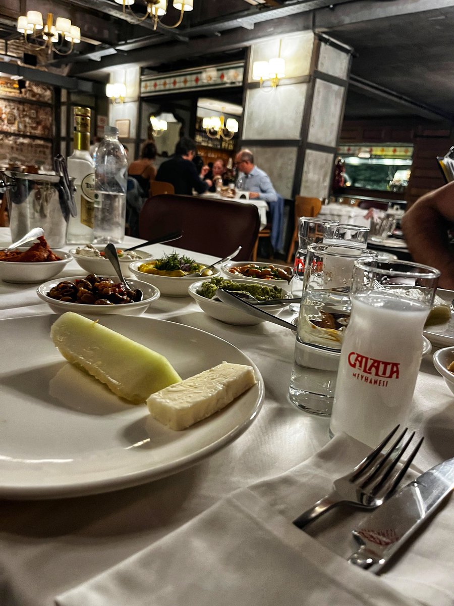YuSuF____3's tweet photo. Büyümek cebimizdeki bilyeleri kaybedip yerine dünyanın dertlerini doldurmaktan başka bir şey değilmiş..

Sadri Alışık. https://t.co/wj163XWU2H