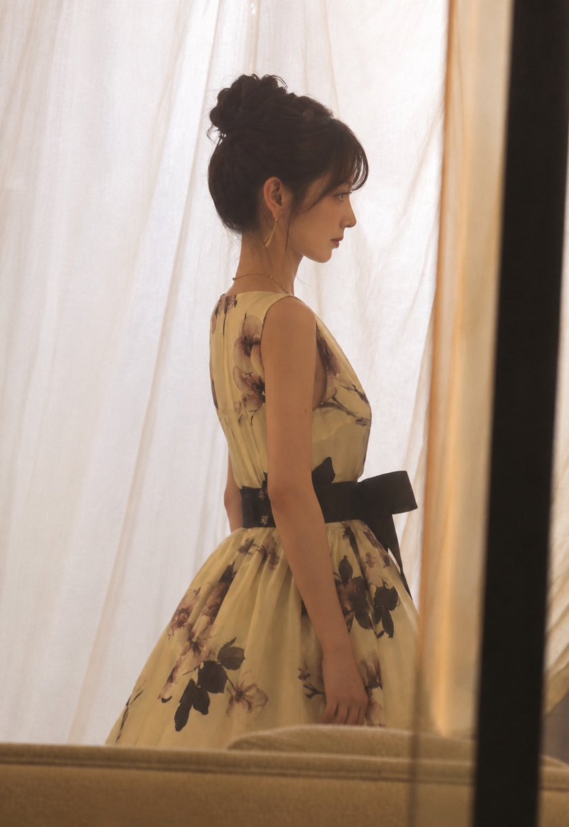 Txw1410's tweet photo. Her side profile is absolutely stunning She looks just like a doll 
#TianXiwei https://t.co/JQnA3bX6XO