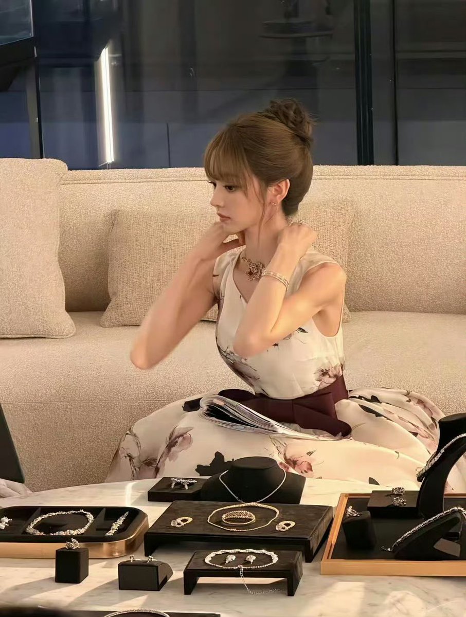 Txw1410's tweet photo. Her side profile is absolutely stunning She looks just like a doll 
#TianXiwei https://t.co/JQnA3bX6XO