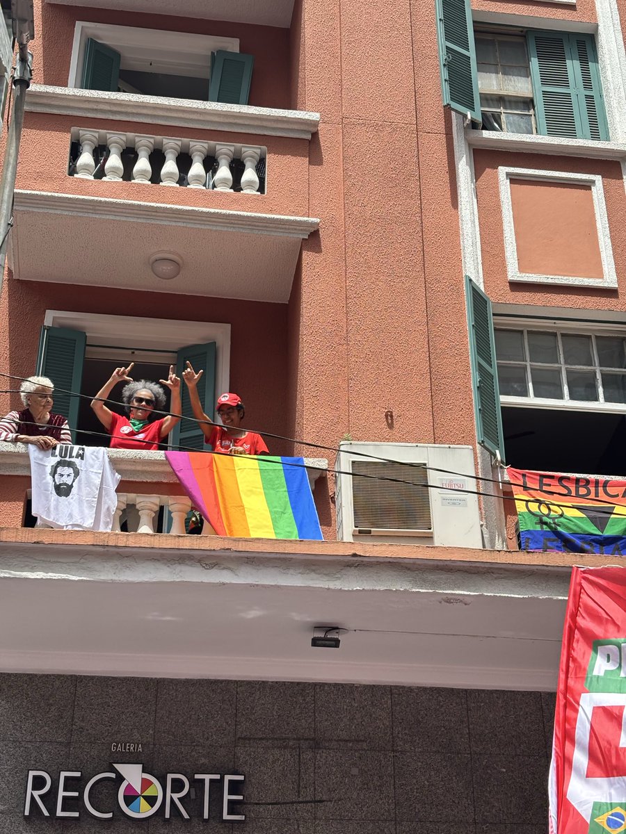 jjulialszx's tweet photo. De hoje na paulista❤️🌟
É Lula tetra no primeiro turno!!
#boralula https://t.co/0U1FU2NbpB