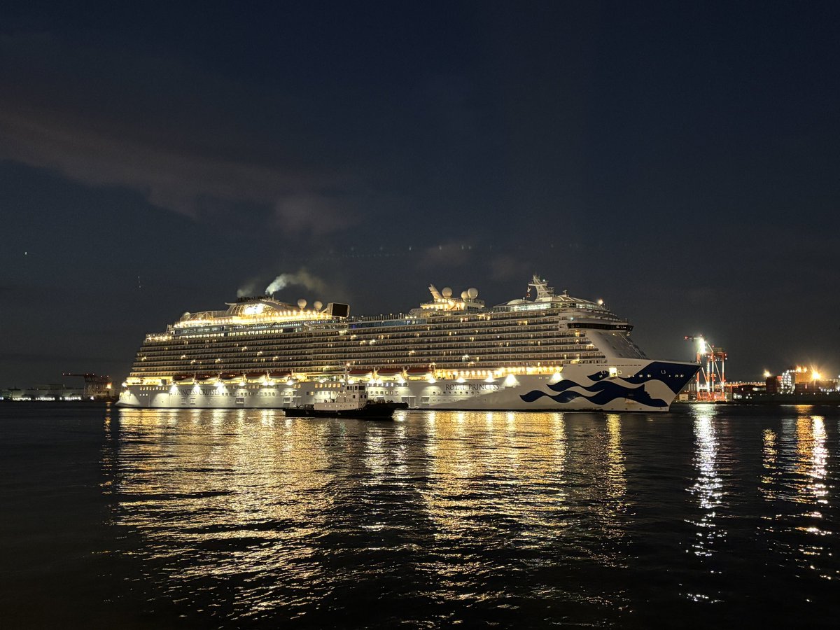 Cruise_Terminal's tweet photo. おはようございます☀️
朝日が昇らないうちに東京国際クルーズターミナルに続けてRoyal Princessが入港しました🛳️
段々と朝は冷えており、秋らしさを感じます🍂
本船は本日出港予定です。
週末も是非ターミナルへお越しください！

#東京国際クルーズターミナル
#royal_princess https://t.co/ChOOMF21A2