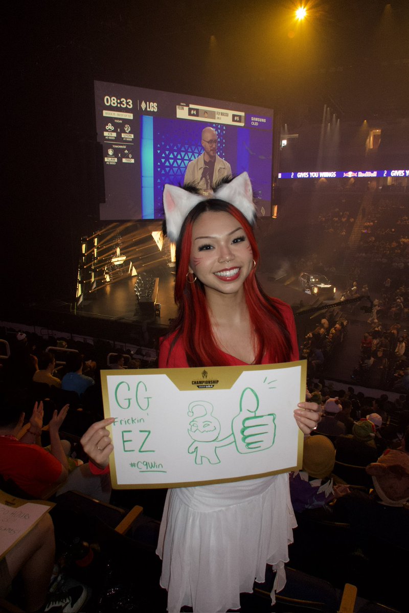 llaurajpeg's tweet photo. made it to the jumbotron 👍
#lcs #lcsfinals #c9win https://t.co/fiZbNRGoGc