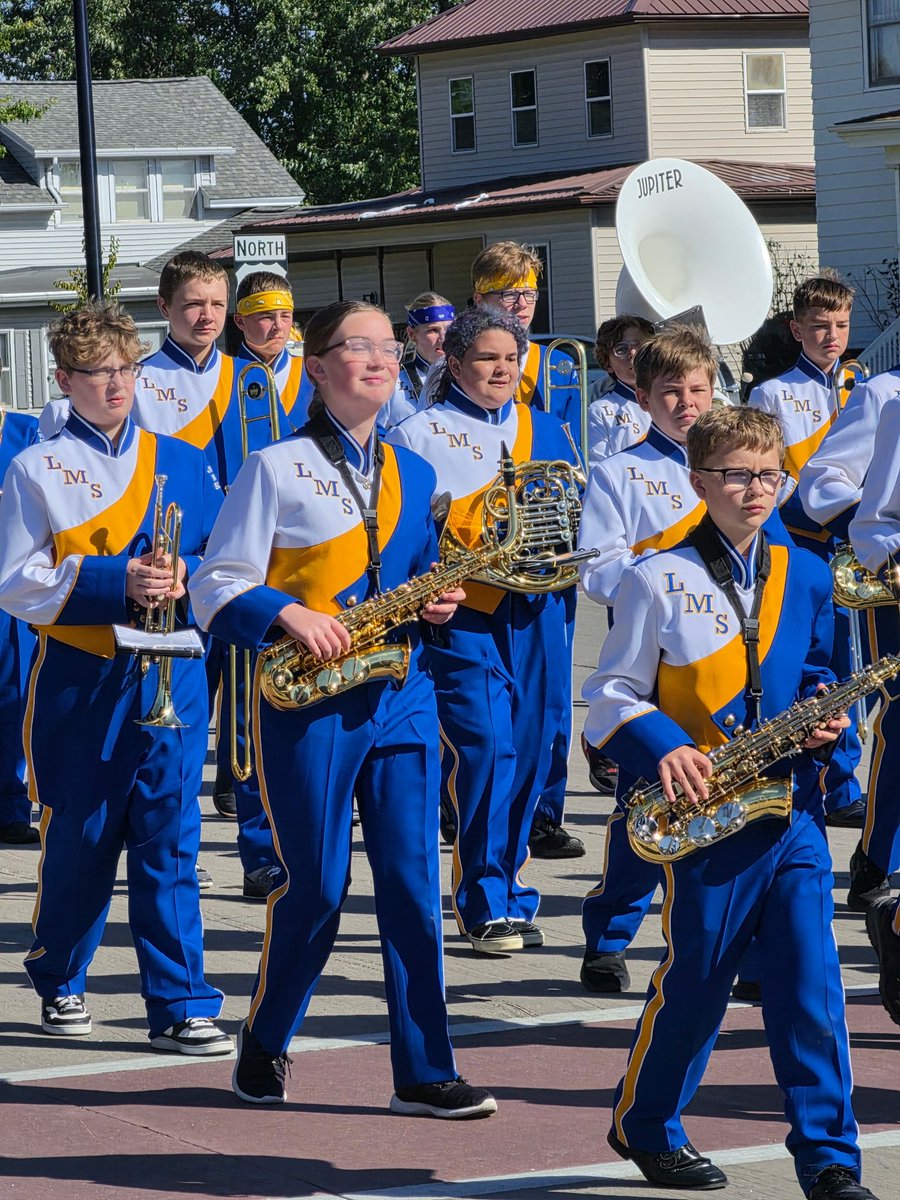 DVarnam's tweet photo. Nothing like a fall day in the Driftless!

Great walking with @WIGOPGrantCty at the Lancaster Harvest Parade and seeing so many friends and neighbors. I also enjoyed watching my daughters march with their bands. https://t.co/aTLNrtPWah