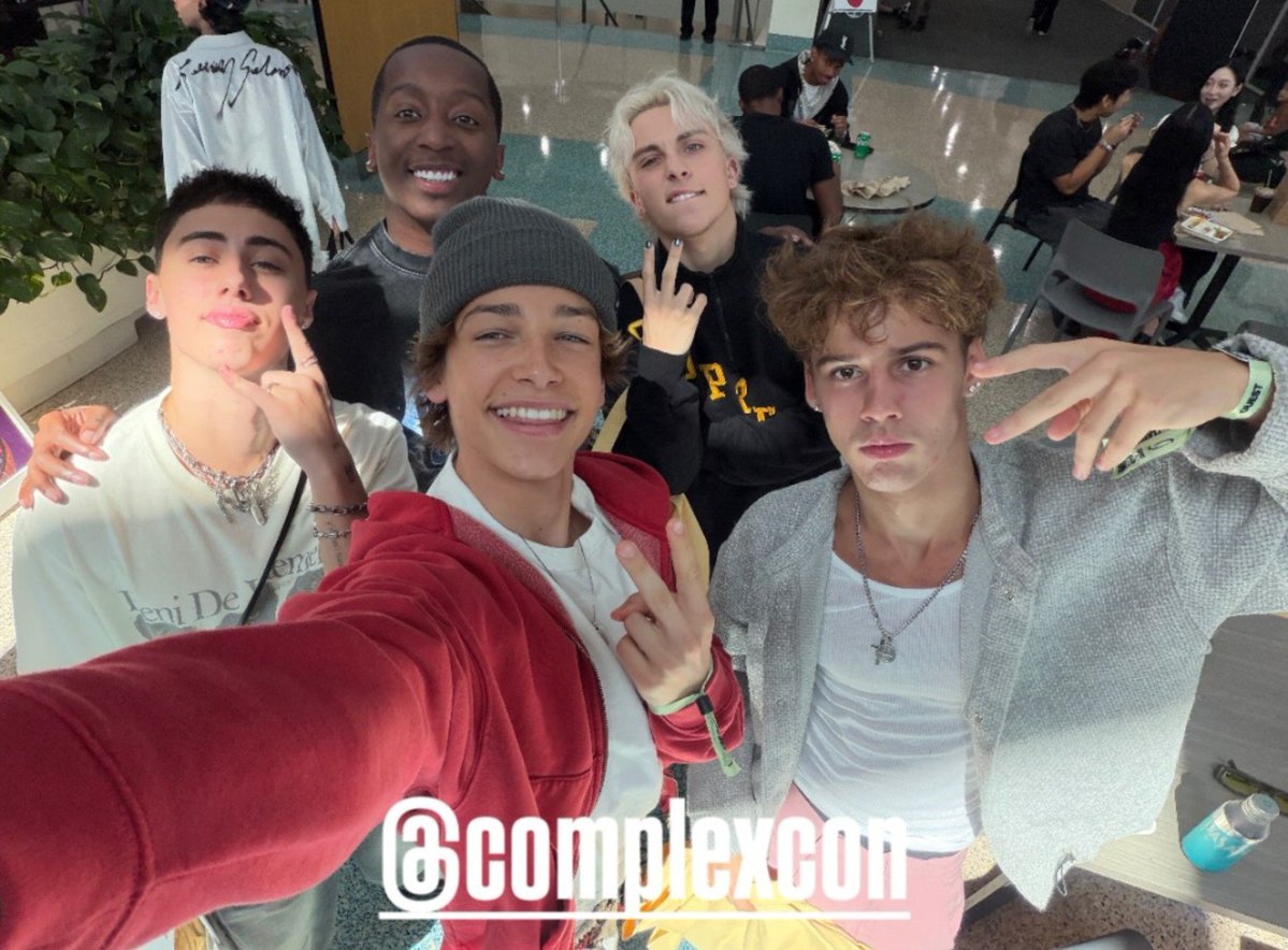 jytbrasil's tweet photo. Os meninos estão presentes na ComplexCon, um festival e convenção global que reúne o melhor da cultura pop, streetwear, música, arte, gastronomia e inovação, em Los Angeles. https://t.co/4cXp8mME82