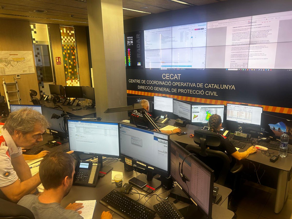 emergenciescat's tweet photo. El @govern demana a la ciutadania que es mantingui a casa les properes hores davant una situació de pluges excepcional

#ProteccióCivil manté en emergència el pla #INUNCAT per fer front a aquest episodi

Més ℹ️ https://t.co/mv4kmD9vgN https://t.co/piZVhEmMpe