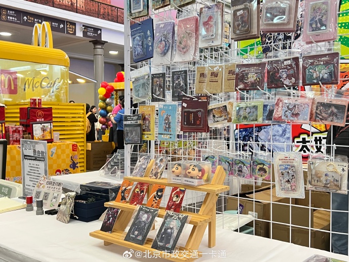 JinaMarkinnck's tweet photo. Finalmente completé la experiencia de la convención de anime! Conocí creadores geniales y obtuve muchísimos productos exclusivos ， https://t.co/ekT0CDx6DZ