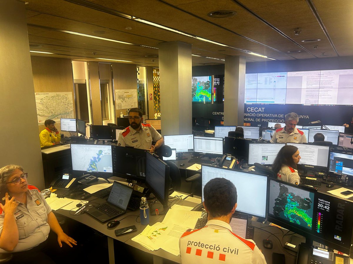 emergenciescat's tweet photo. El @govern demana a la ciutadania que es mantingui a casa les properes hores davant una situació de pluges excepcional

#ProteccióCivil manté en emergència el pla #INUNCAT per fer front a aquest episodi

Més ℹ️ https://t.co/mv4kmD9vgN https://t.co/piZVhEmMpe