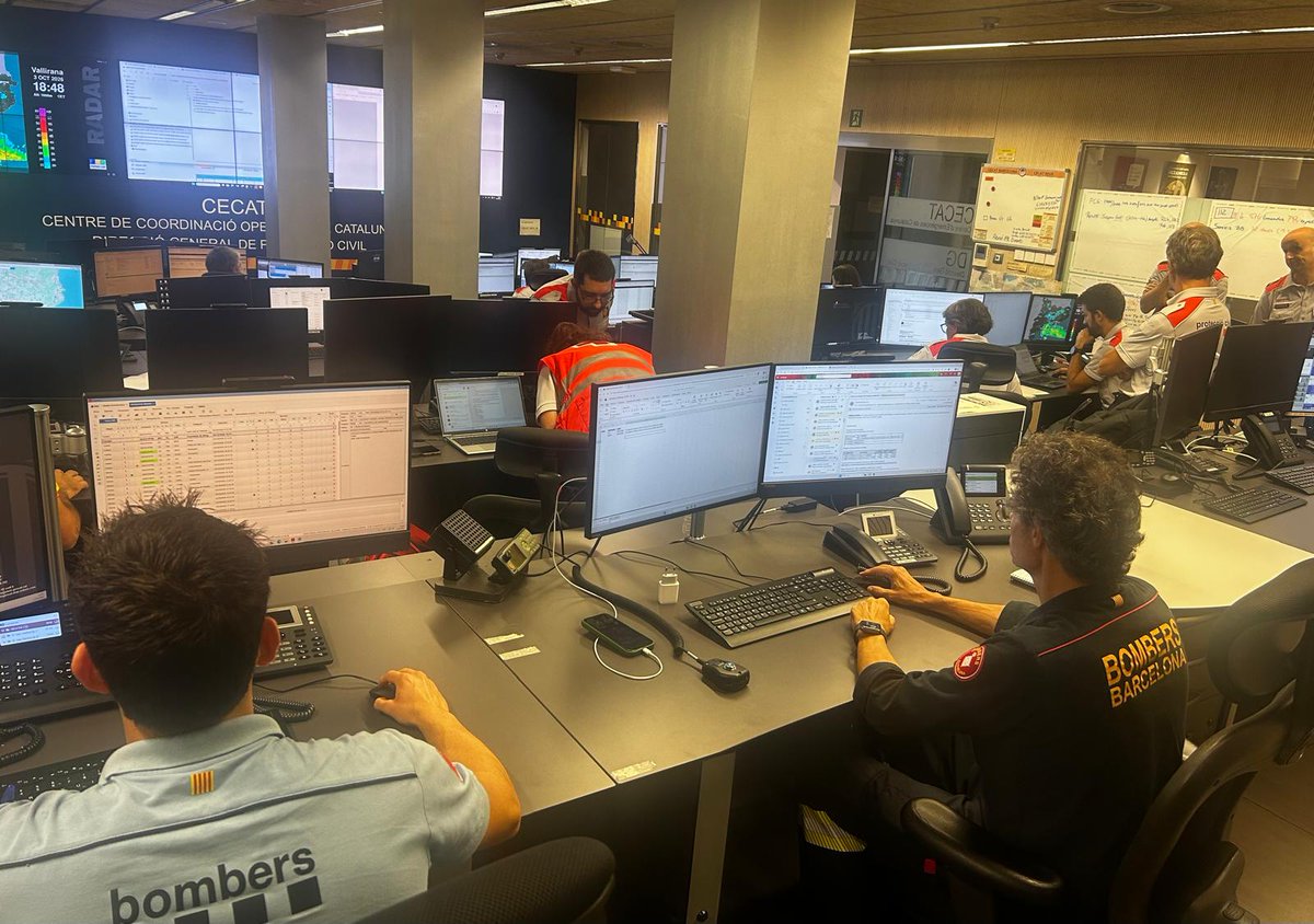 emergenciescat's tweet photo. El @govern demana a la ciutadania que es mantingui a casa les properes hores davant una situació de pluges excepcional

#ProteccióCivil manté en emergència el pla #INUNCAT per fer front a aquest episodi

Més ℹ️ https://t.co/mv4kmD9vgN https://t.co/piZVhEmMpe