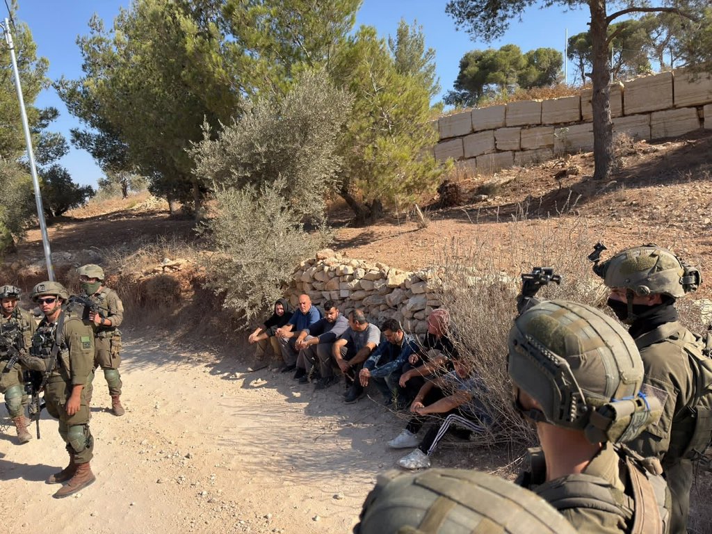 AbujomaaGaza's tweet photo. Israeli occupation forces kidnap and abuse Palestinian farmers in Nablus, the occupied West Bank https://t.co/oho3Zvs1kn