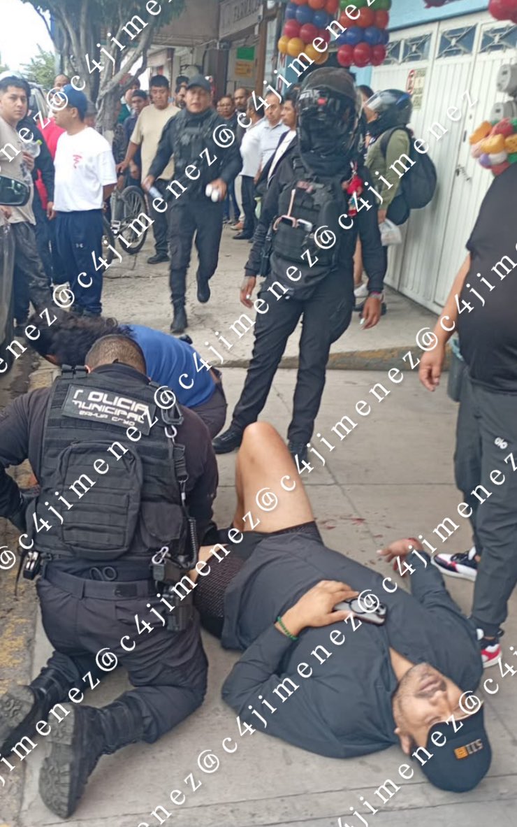 c4jimenez's tweet photo. TIROTEAN a AGENTE de @FiscaliaEdomex, en NEZAHUALCÓYOTL
Así quedó herido de 4 balazos el agente Jesús Cabildo.
Y así quedó perforado su auto.
Iba por @GobNeza cuando tipos en un Seat sin placas, le dispararon y huyeron.
Según testigos, los agresores eran policías 
La @seguridadneza no detuvo a nadie.