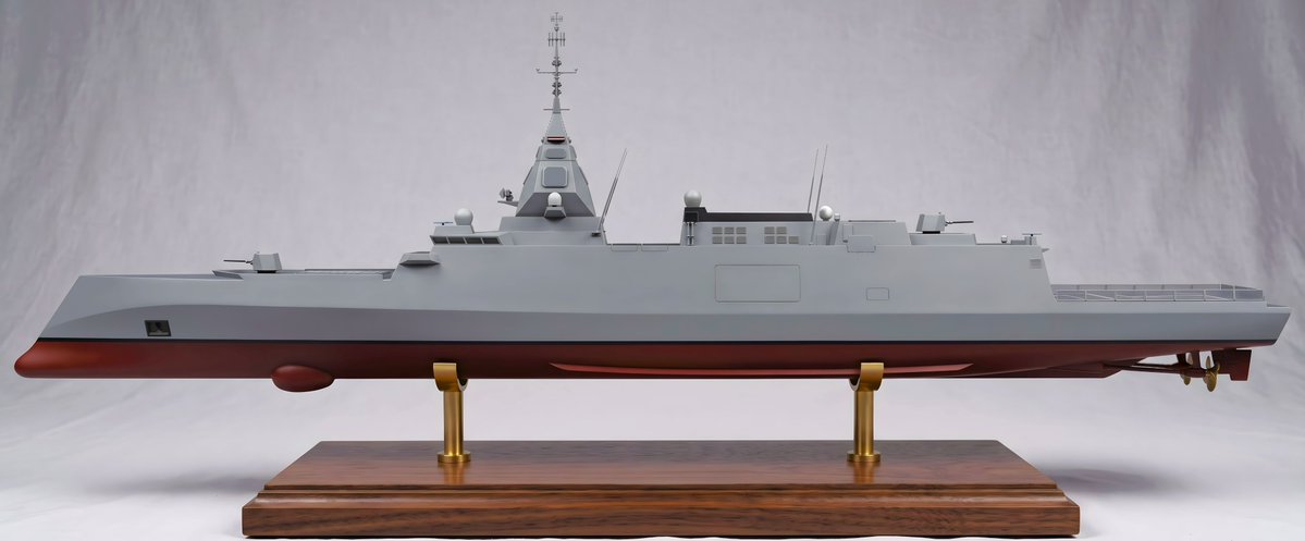 Fandango831's tweet photo. A gen/edit I've made for my French friends. Dubbed Destroyer de la Défense Nationale or (DDN), This is heavily inspired by some earlier FDI design language but comes in at ~148.5/20m. Sports 2x 76mm Strales mounts, ~64 Sylver (48-A50, 16-A70), 2x hangars, &amp; a SeaFire+APAR combo. https://t.co/YttBkadGlt