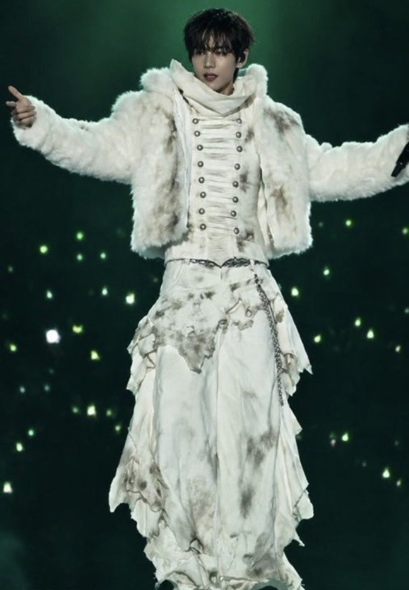 hell0kittae's tweet photo. I love how they always put this absolute diVa in fur coats https://t.co/gxz5Acji2s