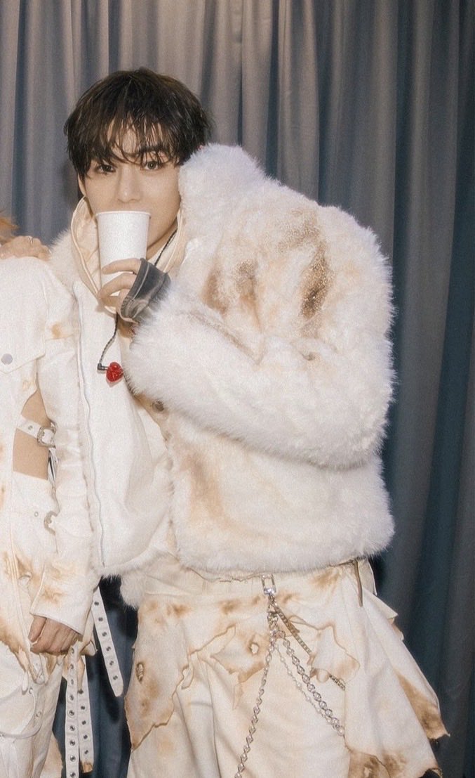 hell0kittae's tweet photo. I love how they always put this absolute diVa in fur coats https://t.co/gxz5Acji2s