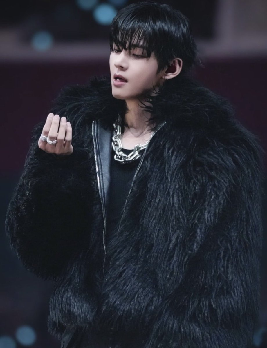 hell0kittae's tweet photo. I love how they always put this absolute diVa in fur coats https://t.co/gxz5Acji2s