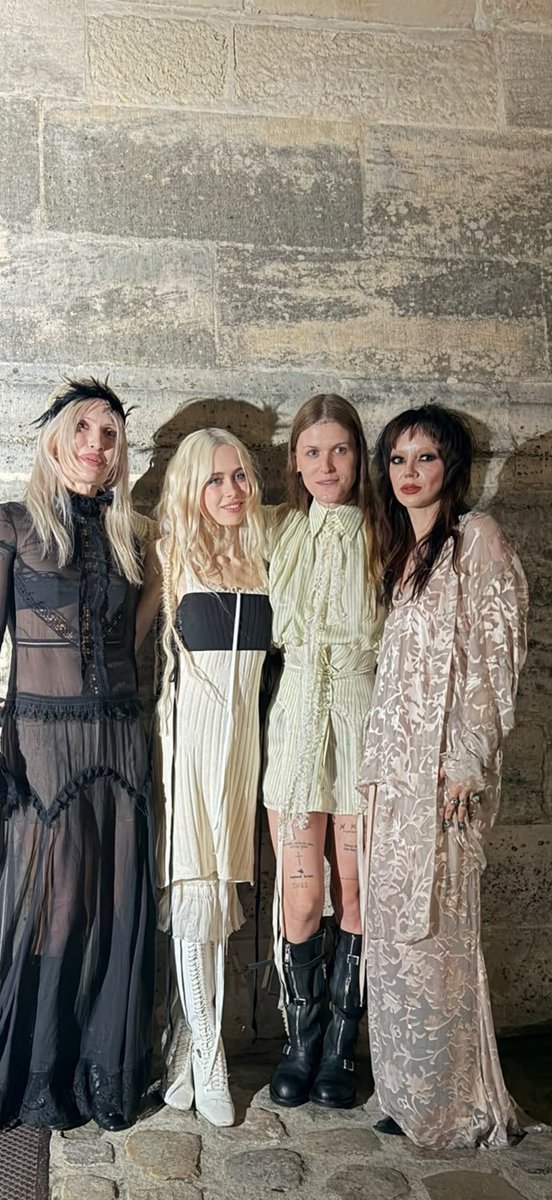 erinlecounthq's tweet photo. Erin with Ethel cain, bambiethug and cassyette at Paris Fashion Week ˚˖𓍢ִ໋❀ https://t.co/J17vf3Qgsu