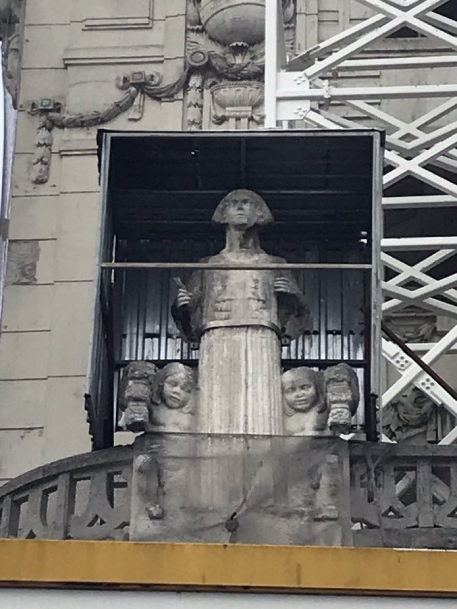 kayamerthasan_'s tweet photo. İstanbul, Karaköy’de masonik sembolleri ile dikkat çeken Ziraat Bankası binası.

Fotoğraftaki heykel masonluğun kurucusu sayılan Hiram Usta. Yanıbaşındaki diğer heykel ise Dul Kadın ve Çocukları.

Karaköy, Galata arası binalarda ara ara masonik semboller görülür. https://t.co/wNgk85UFGj